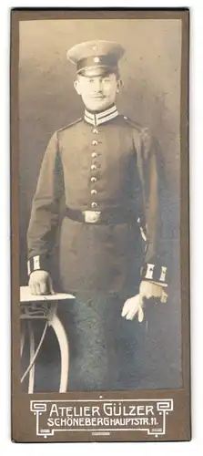 Fotografie Atelier Gülzer, Berlin-Schöneberg, Soldat in Gardeuniform Rgt. 5