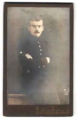 Fotografie Hermann Krätzer, Dresden, Soldat in Uniform mit Ärmelabzeichen Signalwinker
