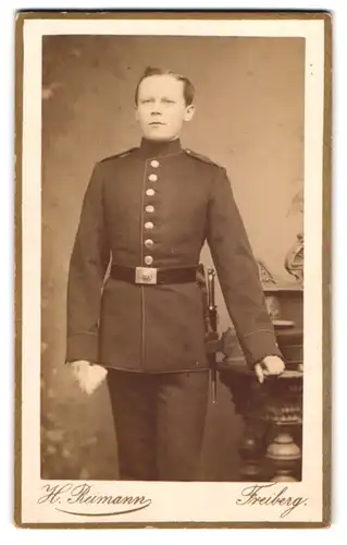 Fotografie H. Reimann, Freiberg, Soldat in Uniform mit Bajonett und Portepee
