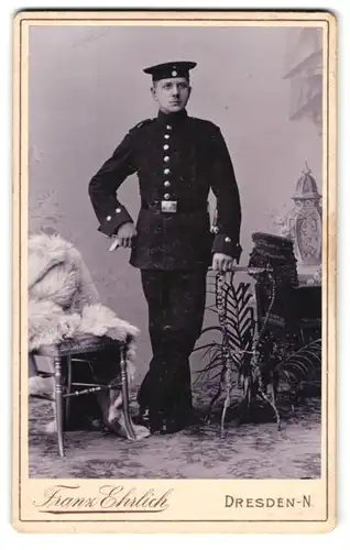 Fotografie Franz Ehrlich, Dresden, Soldat in dunkler Uniform mit Krätzchen