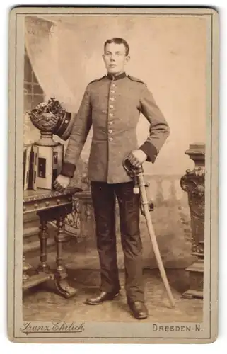 Fotografie Franz Ehrlich, Dresden, sächsischer Soldat in Uniform mit Säbel und Portepee