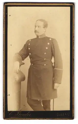 Fotografie C. Bender, Diez a. L., Soldat in Uniform mit Säbel