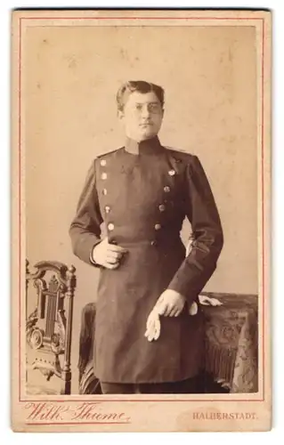 Fotografie Wilh. Thieme, Halbertadt, Offizier in Uniform mit Zwickerbrille