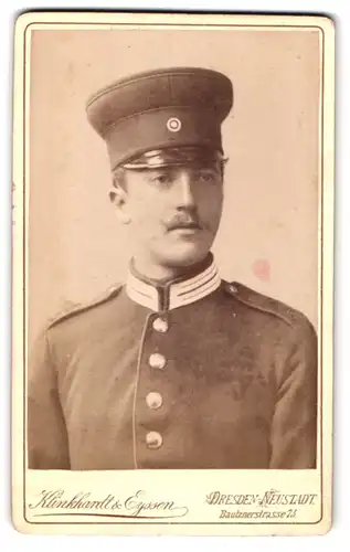 Fotografie Klinkhardt & Eyssen, Dresden, Soldat in Garde Uniform mit Mustasch