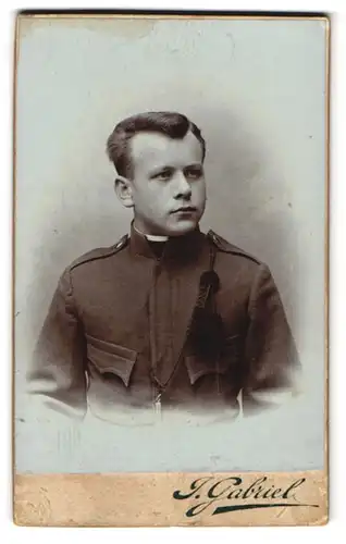 Fotografie J. Gabirel, Karolinenthal, K.u.K. Soldat in Uniform mit Schützenschnur