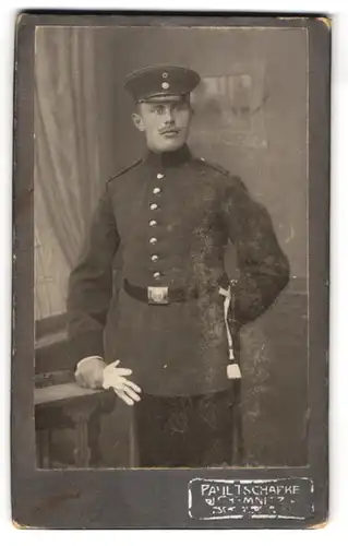 Fotografie Paul Tschapke, Chemnitz, sächsischer Soldat in Uniform mit Bajonett