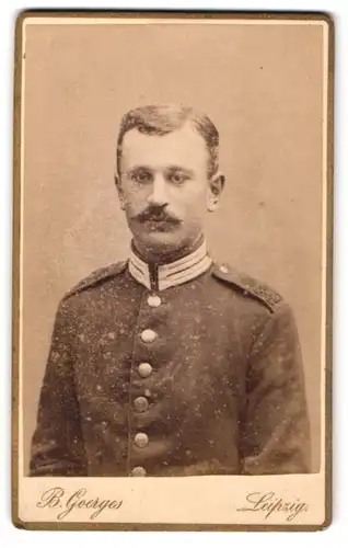 Fotografie B. Goerges, Leipzig, Soldat in Garde Uniform
