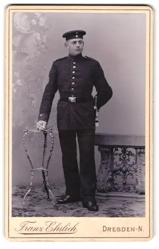 Fotografie Franz Ehrlich, Dresden, sächsischer Soldat in Uniform mit Krätzchen
