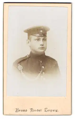 Fotografie Bruno Riedel, Leipzig, junger sächsischer Soldat in Uniform mit Schützenschnur