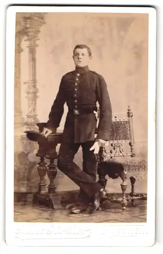 Fotografie Max Rother, Rosswein, Soldat in Uniform vor einer Studiokulisse