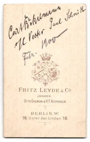 Fotografie Fritz Leyde & Co., Berlin, Soldat Curt Bökelmann in Uniform mit Zwicker, 1900