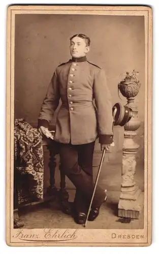 Fotografie Franz Herlich, Dresden, Soldat in Uniform mit Säbel