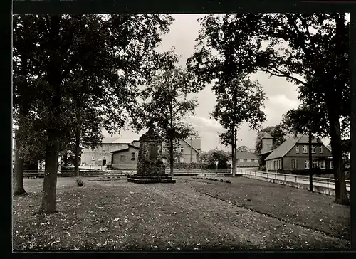 AK Eyendorf /Lüneburger Heide, Am Kriegerdenkmal