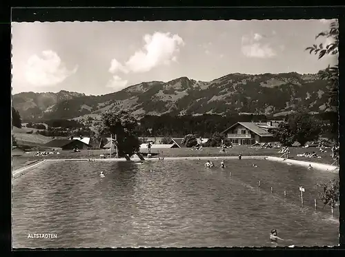 AK Altstädten /Allgäu, Gäste im Schwimmbad, Freibad