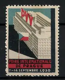 Reklamemarke Prague, Foire Internationale 1930, Gebäude mit Flagge und Messelogo