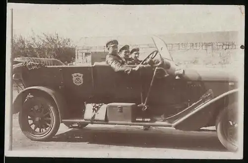 Fotografie 1.WK, Auto - Kübelwagen, Militärfahrzeug mit Wappen des Seebataillions