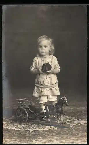 Fotografie Mädchen mit Spielzeug, Kutsche u. Ball