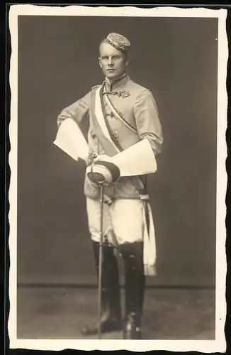 Fotografie A. Blankhorn, Göttingen, Student in vollem Wichs mit Schläger vor der Mensur