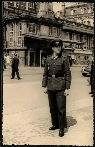 Fotografie NVA-Soldat in Uniform am Bahnhof