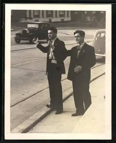 Fotografie junge Herren in Anzügen am Strassenrand wollenper Anhalter fahren, USA 1939