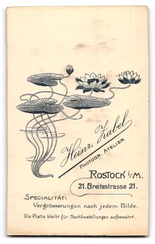 Fotografie Heinrich Zabel, Rostock i. M., Breitestr. 21, Süsses Kleinkind im Hemd mit nackigen Füssen