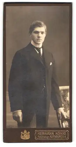 Fotografie Hermann König, Altenburg /S.-A., Junger Herr in Anzugjacke mit Krawatte