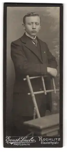 Fotografie Ernst Leube, Rochlitz, Elisabethplatz, Junger Herr im Anzug mit Krawatte