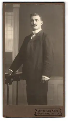 Fotografie Otto Lisker, Schönheide i. S., Junger Herr im Anzug mit Krawatte