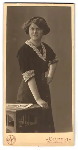 Fotografie Atelier Strauss G. m. b. H., Leipzig-Weisser Hirsch, Windmühlenstr. 8-12, Junge Dame in Bluse und Rock