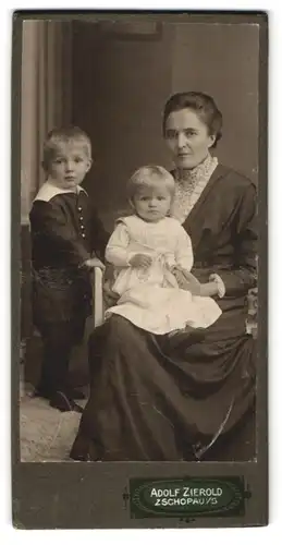 Fotografie Adolf Zierold, Zschopau i. S., Brühl 296, Bürgerliche Dame mit zwei Kindern