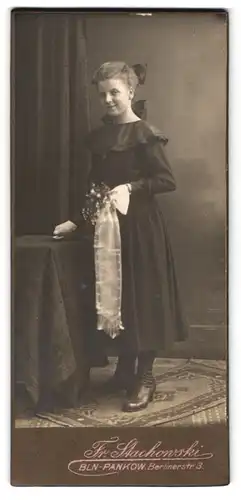 Fotografie Fr. Stachowski, Berlin-Pankow, Berlinerstr. 3, Junge Dame im schwarzen Kleid mit Blumen