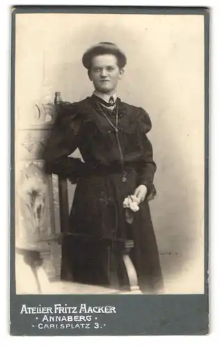 Fotografie Fritz Hacker, Annaberg, Carlsplatz 3, Junge Dame im schwarzen Kleid