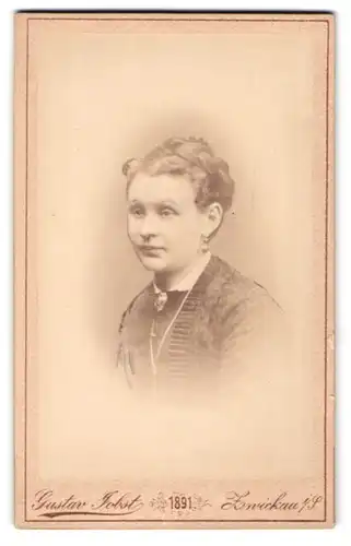 Fotografie Gustav Jobst, Zwickau i. S., Äussere Schneebergerstr. 20, Junge Dame mit hochgestecktem Haar