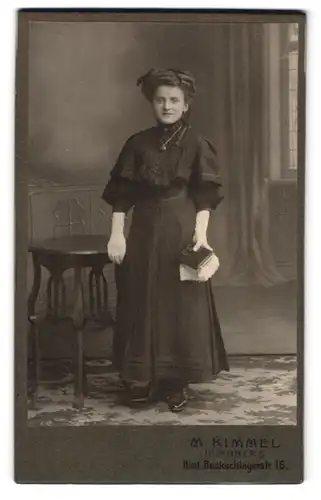 Fotografie Martin Kimmel, Nürnberg, Hintere Beckschlagerstr. 16, Junge Dame im Kleid mit Handschuhen