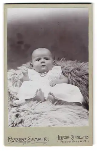 Fotografie Robert Sommer, Leipzig-Connewitz, Pegauerstr. 21, Süsses Kleinkind im Hemd mit nackigen Füssen