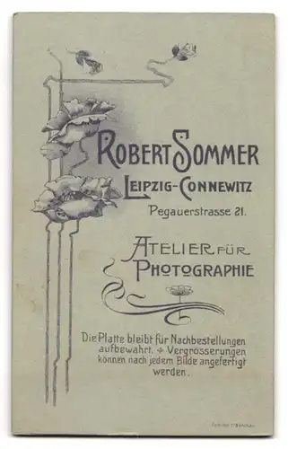 Fotografie Robert Sommer, Leipzig-Connewitz, Pegauerstr. 21, Süsses Kleinkind im Hemd mit nackigen Füssen