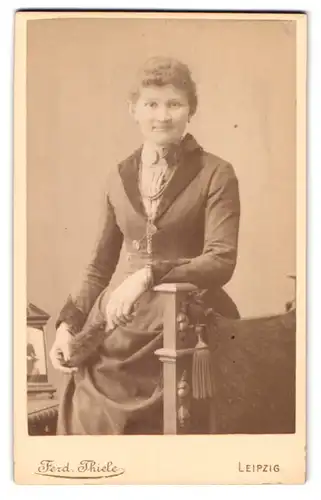 Fotografie F. Thiele, Leipzig, Hospital-Str. 7, Junge Dame im Kleid mit Kragenbrosche