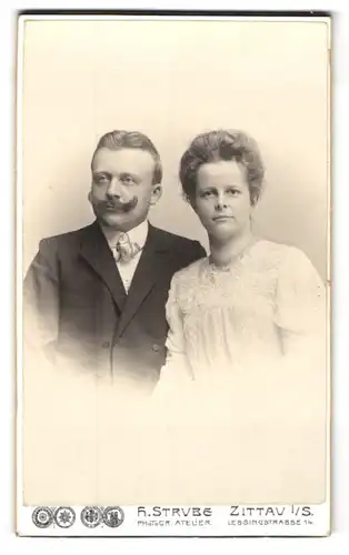 Fotografie H. Strube, Zittau i. S., Lessingstr. 14, Junges Paar in eleganter Kleidung