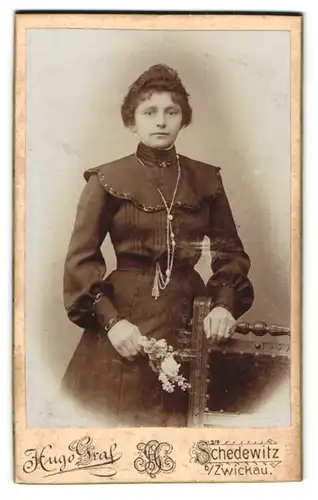 Fotografie Hugo Graf, Schedewitz, Hauptstr. 71, Junge Dame im bestickten Kleid