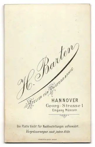 Fotografie H. Barten, Hannover, Georg-Str. 1 Eingang Münzstr., Junge Dame im Kleid mit Kragenbrosche