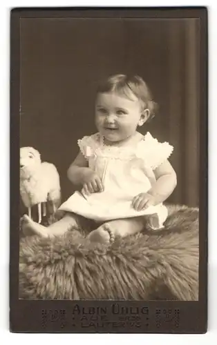 Fotografie Albin Uhlig, Aue i. S., Bahnhofstr. 11, Süsses Kleinkind im Hemd mit nackigen Füssen