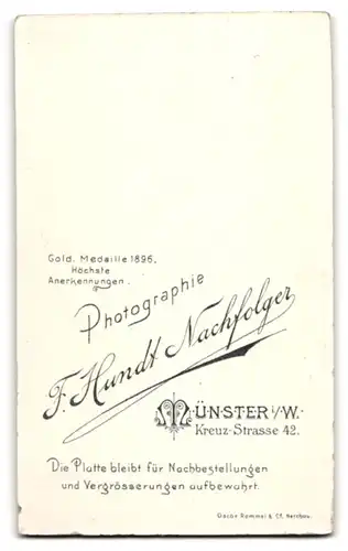 Fotografie F. Hundt Nachfolger, Münster i. W., Kreuz-Str. 42, Junger Herr im Anzug mit Fliege