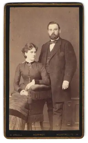 Fotografie Herm. Krull, Neu-Strelitz, Junges Paar in zeitgenössischer Kleidung