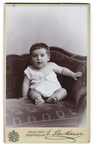 Fotografie E. Scheithauer, Zwickau i. S., Innere Plauensche Str. 20, Süsses Kleinkind im Hemd mit nackigen Füssen