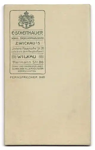 Fotografie E. Scheithauer, Zwickau i. S., Innere Plauensche Str. 20, Süsses Kleinkind im Hemd mit nackigen Füssen
