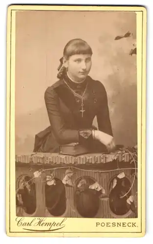 Fotografie Carl Hempel, Poesneck, Oberer Graben 428, Junge Dame im Kleid mit Kreuzkette