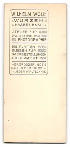 Fotografie Wilhelm Wolf, Wurzen, Kasernenstr. 7, Kleines Mädchen im karierten Kleid in stolzer Pose