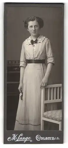 Fotografie M. Lange, Colditz i. S., Junge Dame fein gestreiften Kleid mit Schleife am Kragen und Medaillon