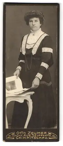 Fotografie Otto Zeumer, Crimmitschau, Junge Frau im schwarzen taillierten Kleid mit weissen Zierelementen