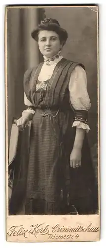 Fotografie Felix Korb, Crimmitschau, Thiemestr. 4, Bürgerliche Dame im fein karierten Kleid mit weisser Zierbluse